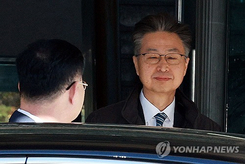 최재해 감사원장이 5일 서울 종로구 감사원을 나서고 있다. 이날 국회 본회의에서 더불어민주당이 발의한 최재해 감사원장에 대한 탄핵소추안과 이창수 서울 중앙지검장 등 3명에 대한 탄핵소추안이 통과됐다.   [연합뉴스]